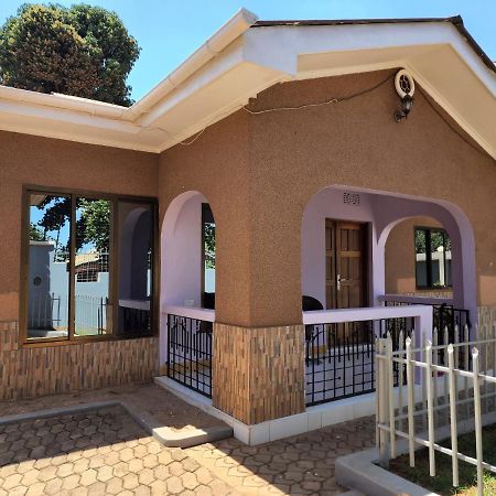 Abby'S Homestay Moshi Exterior foto